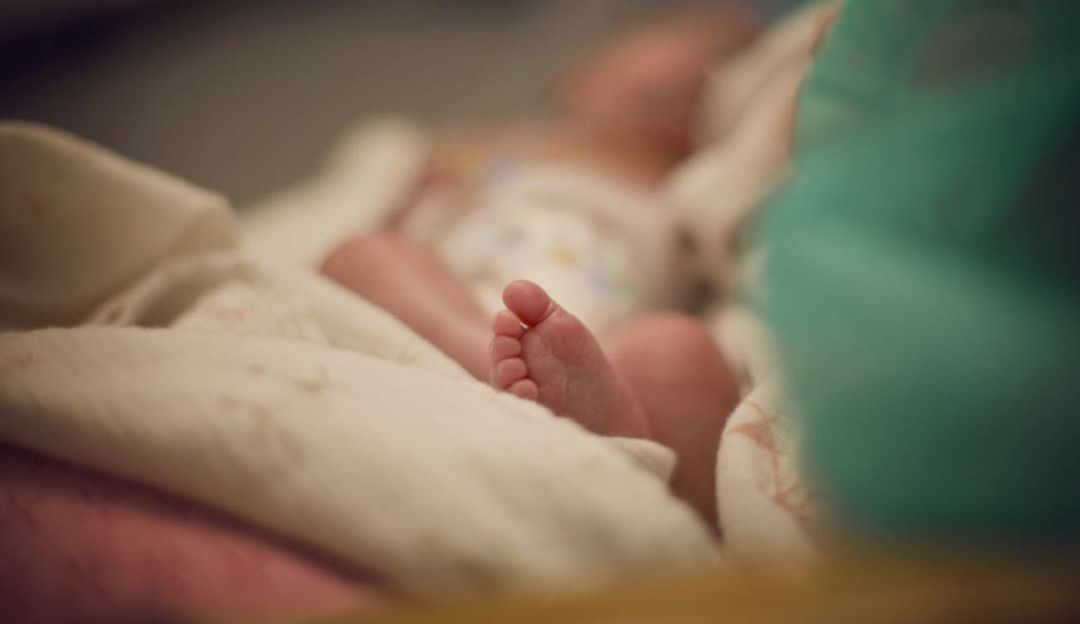 Intercambio de bebés: “Se me cayó el mundo”: madre de menor intercambiada al nacer