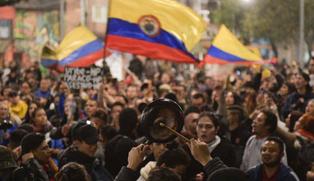 Tumban valla que apoyaba a Álvaro Uribe durante protestas en Puerto Boyacá: Tumban valla que apoyaba a Álvaro Uribe durante protestas en Puerto Boyacá
