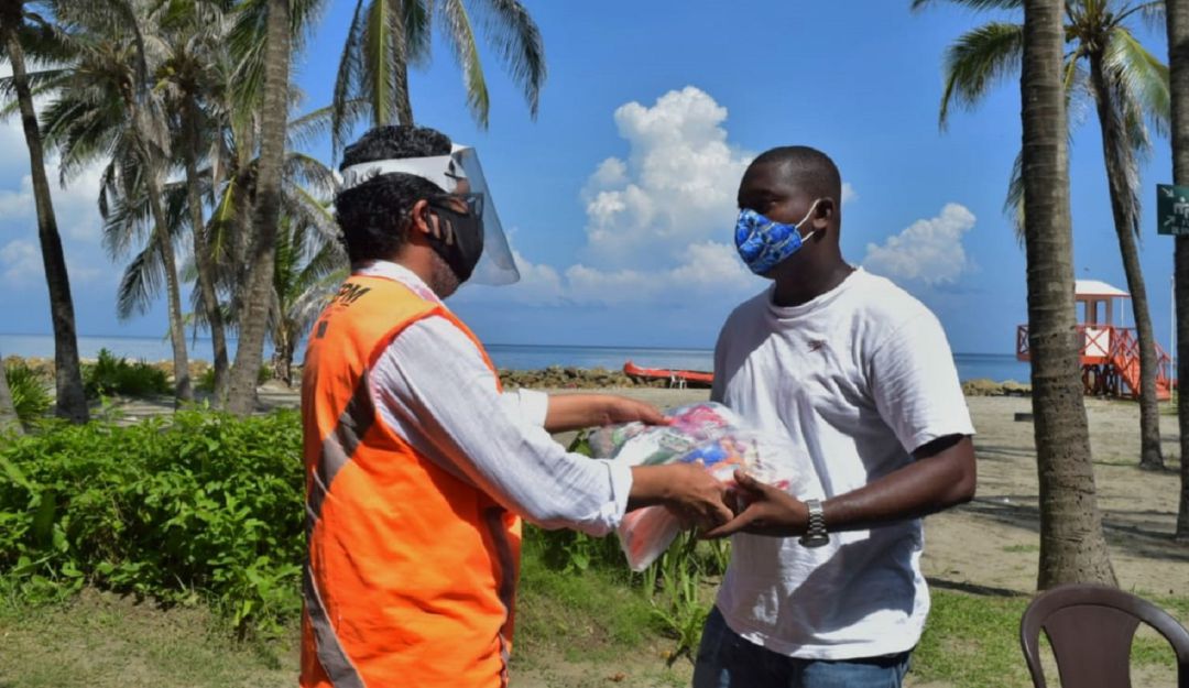 Ayuda humanitaria playas de Bocagrande en Cartagena: Entregan ayudas humanitarias a vendedores de las playas de Bocagrande