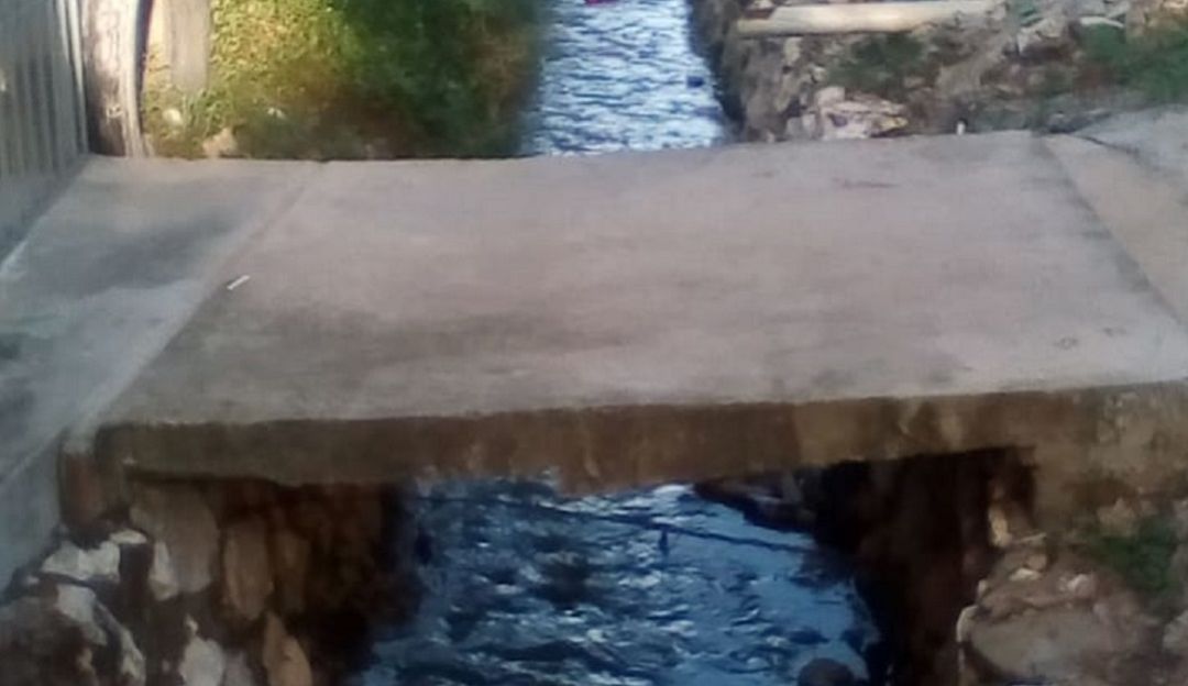 Aguas negras: Emergencia sanitaria en 7 de Abril por rebosamiento de alcantarillado