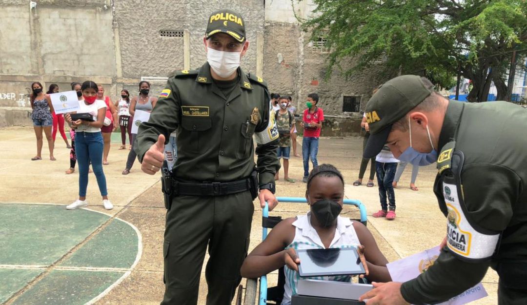 Policía Fiscal y Aduanera: Policía Fiscal y Aduanera entregó tabletas a niños y niñas vulnerables