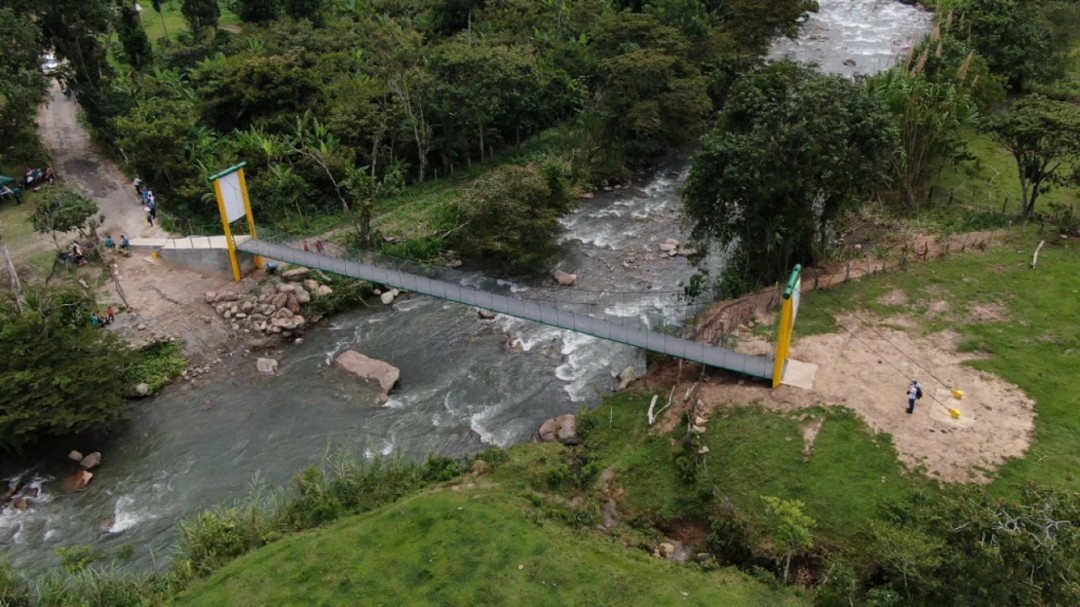 VIDEO: Cambiaron puente de tabla por uno de cemento en Mogotes