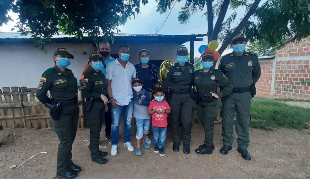 Cumpleaños niño venezolano en El Carmen de Bolívar: Policías le celebran el cumpleaños a un niño venezolano en Bolívar