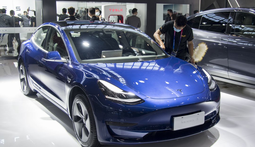 Carros Tesla: Video: Tesla falla en prueba de frenado automático y atropella peatón