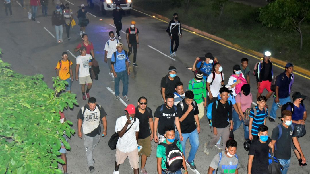 Una caravana con más de 3.000 personas salió de Honduras hacia EE.UU.