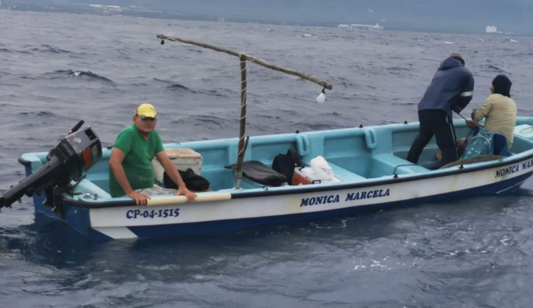 Noticias de la Armada Nacional: Armada rescata a tres pescadores tras quedar a la deriva en el altamar