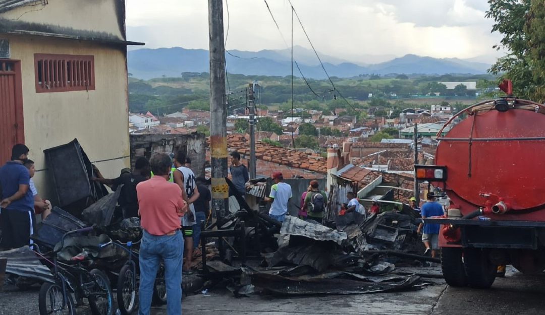 Incendio estructural en Cartago: Incendio en Cartago deja 5 viviendas afectadas y un CAI de la policía