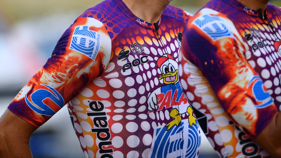 La UCI multa al EF Pro Cycling por su polémico uniforme en el Giro