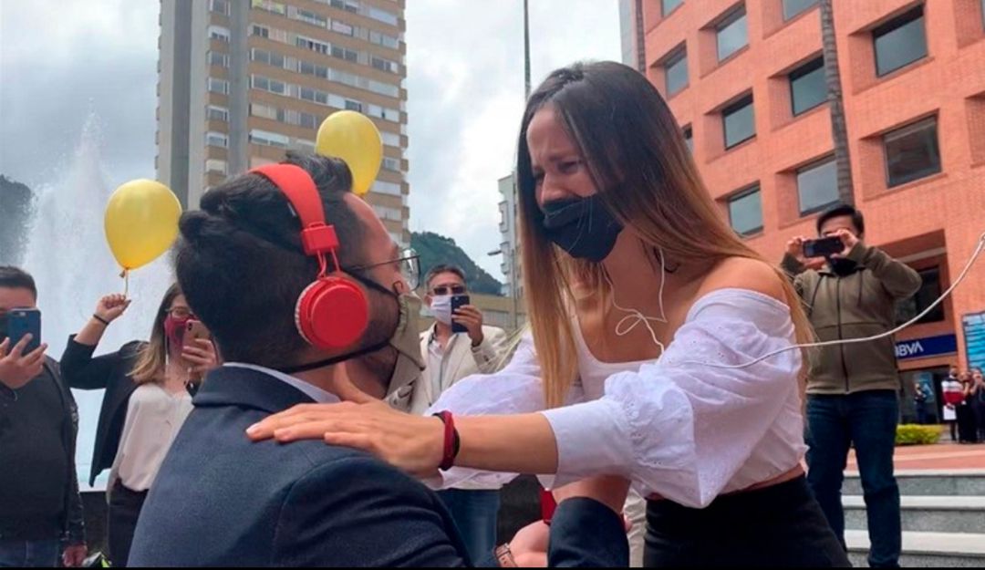 Pedida de mano: Video: le piden matrimonio a una periodista en la fuente de Caracol Radio