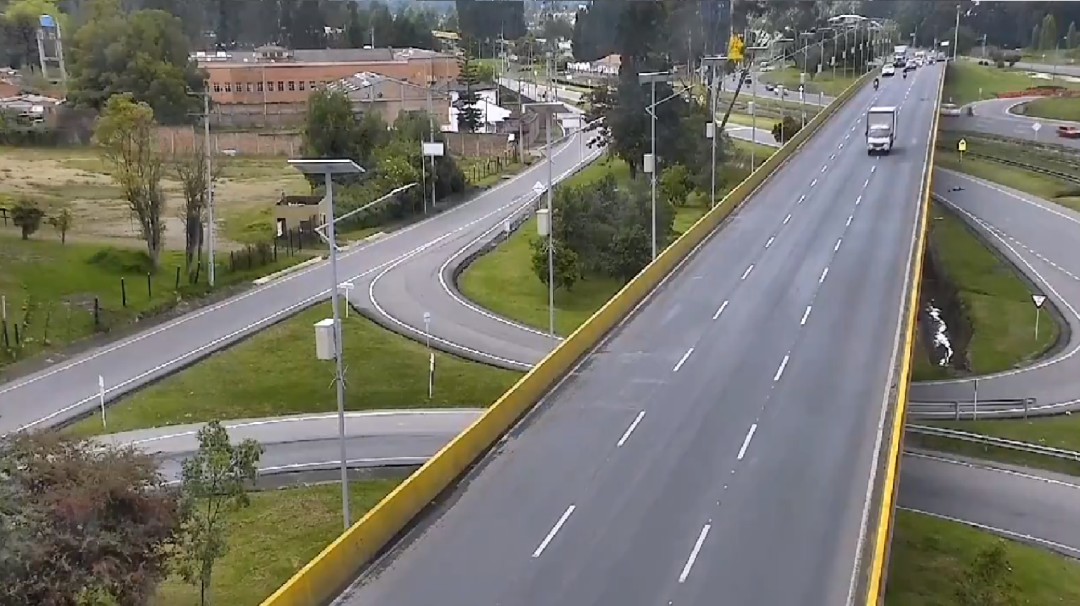 Indignante: Conductor atropella a ciclista en Chía y lo tira de un puente