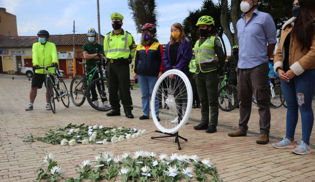 Ciclistas arrollados: Alcaldía de Bogotá rindió homenaje a ciclistas fallecidos