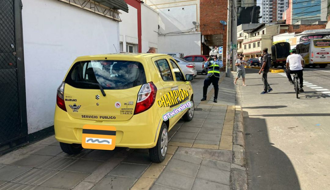Tránsito multó a taxis por invadir bicicorredores Bucaramanga: Tránsito multó a taxis por invadir bicicorredores
