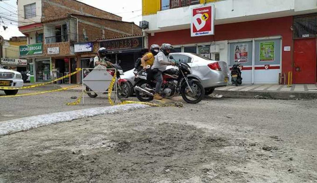 Instalan reductores de velocidad en vía Japón - Frailes de Dosquebradas: Polémica en Dosquebradas por instalación de resaltos en vía Japón - Frailes
