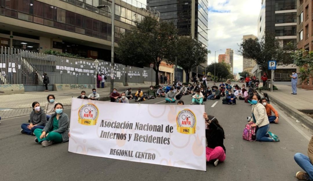 Ley de residentes: Médicos realizan plantón frente a instalaciones del Ministerio de Salud
