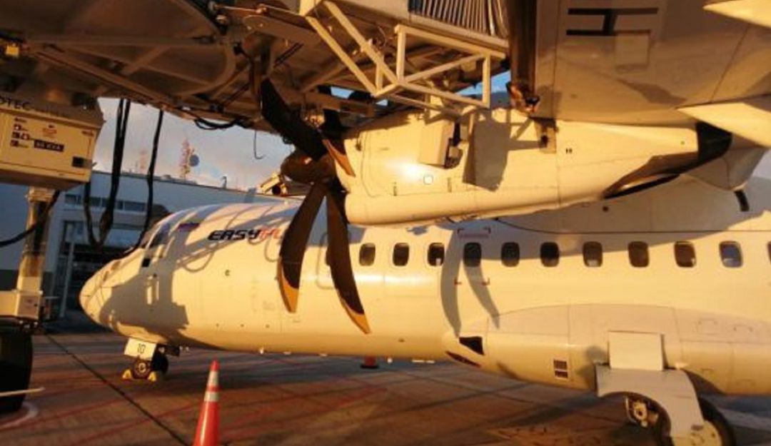 AVION PUENTE DE ABORDAJE CHOCO AEROPUERTO PALONEGRO BUCARAMANGA Easyfly: Avión que chocó con puente de abordaje venía de Cúcuta