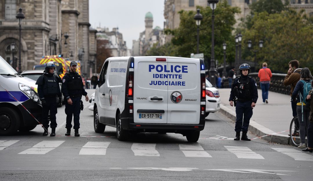 Francia París Terrorismo Islámico: Autoridades parisinas abaten hombre que llevaba cabeza de un docente
