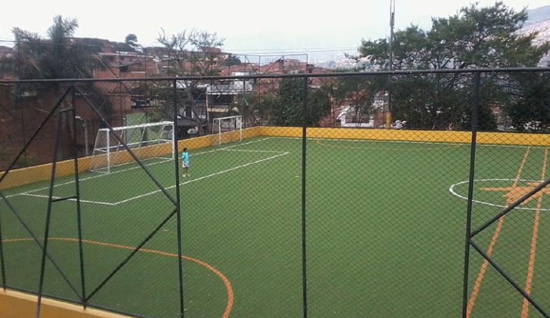 Sancionados por violar protocolos de bioseguridad: Sancionan a 42 personas que jugaban fútbol en cancha al norte de B/quilla