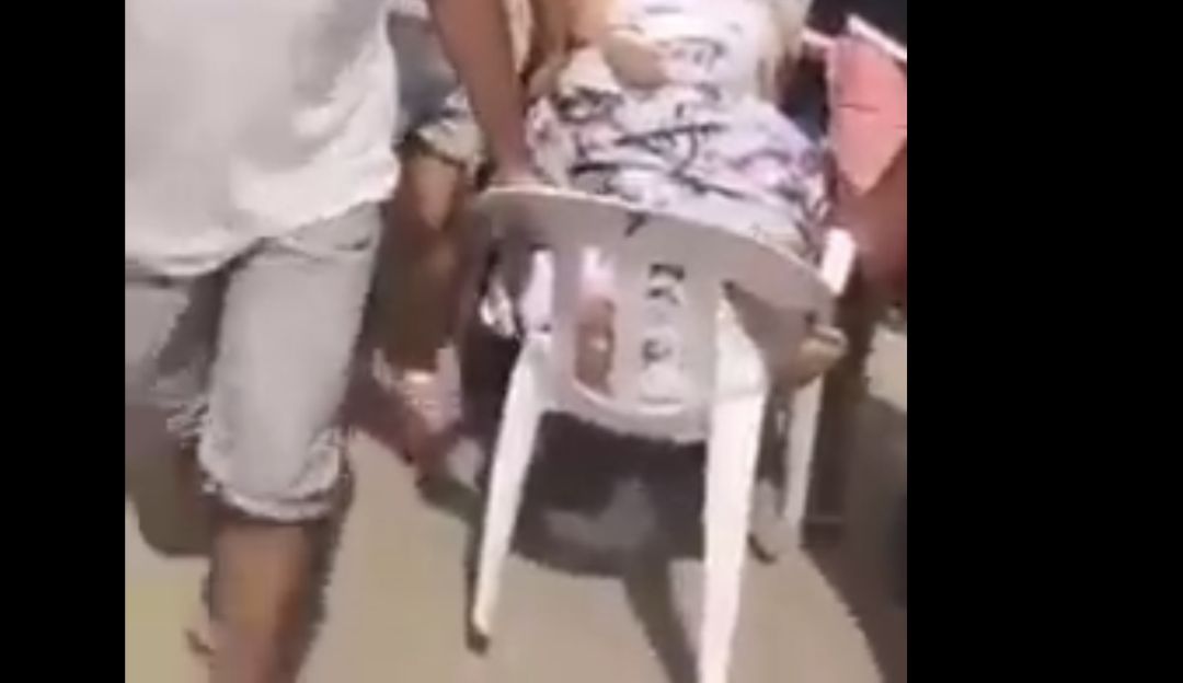 Paciente muere mientras la trasladan en mecedora por falta de ambulancia