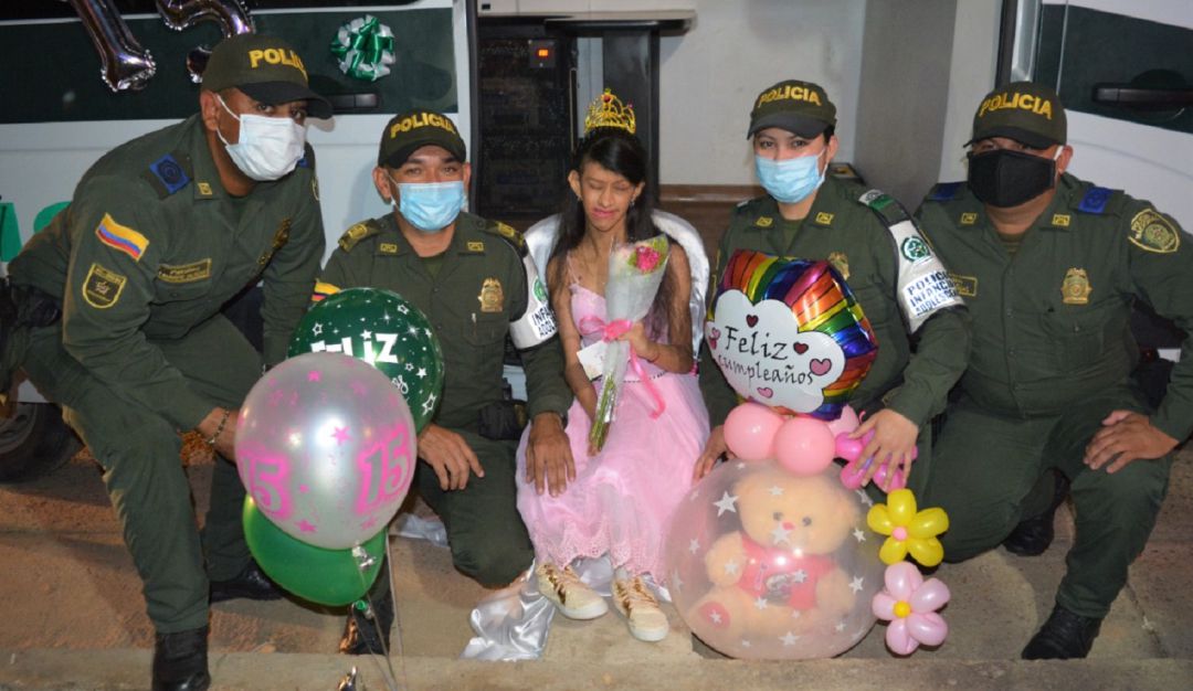 Campañas de la Policía en Bolívar: Policía le celebra el cumpleaños a una adolescente en Magangué