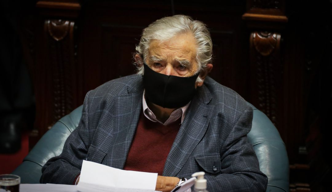 Política Uruguay: José Mujica renuncia al Senado: Amo la política, pero más amo la vida