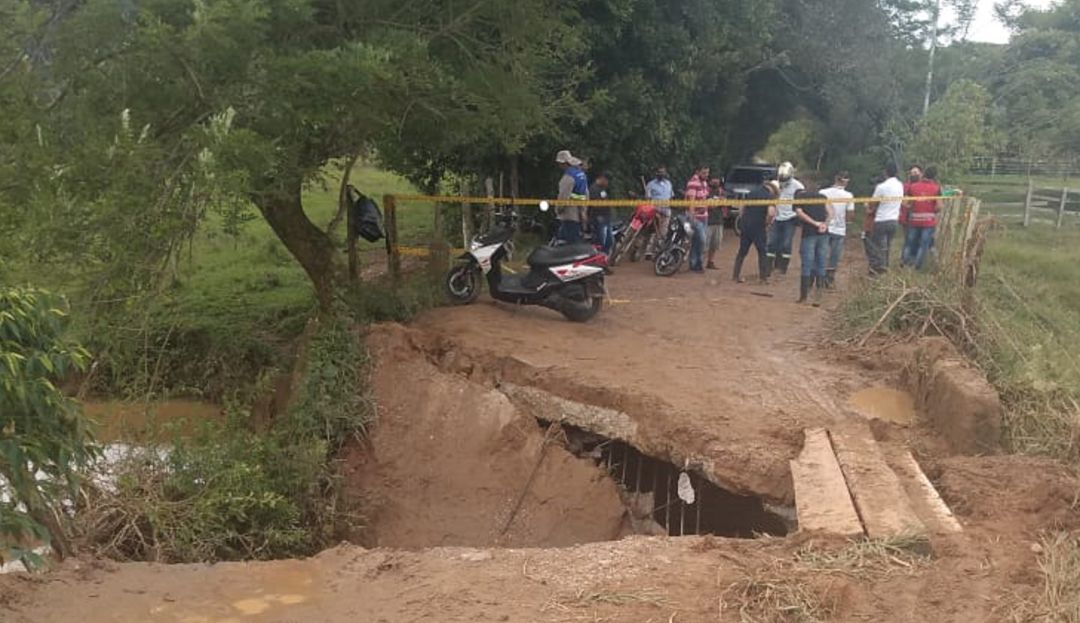 Lecheros de Antioquia: Más de 4 mil lecheros están afectados por el cierre de una vía en Yalí
