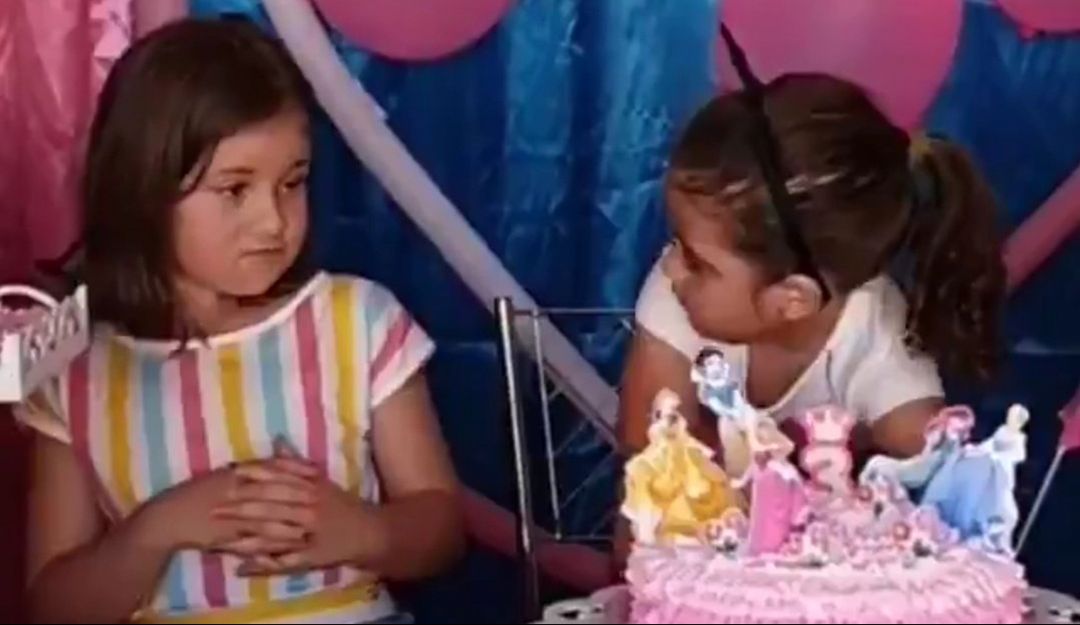 Video viral niña jala pelo: “Despeinada, pero jamás derrotada” y más memes del video de niñas peleando