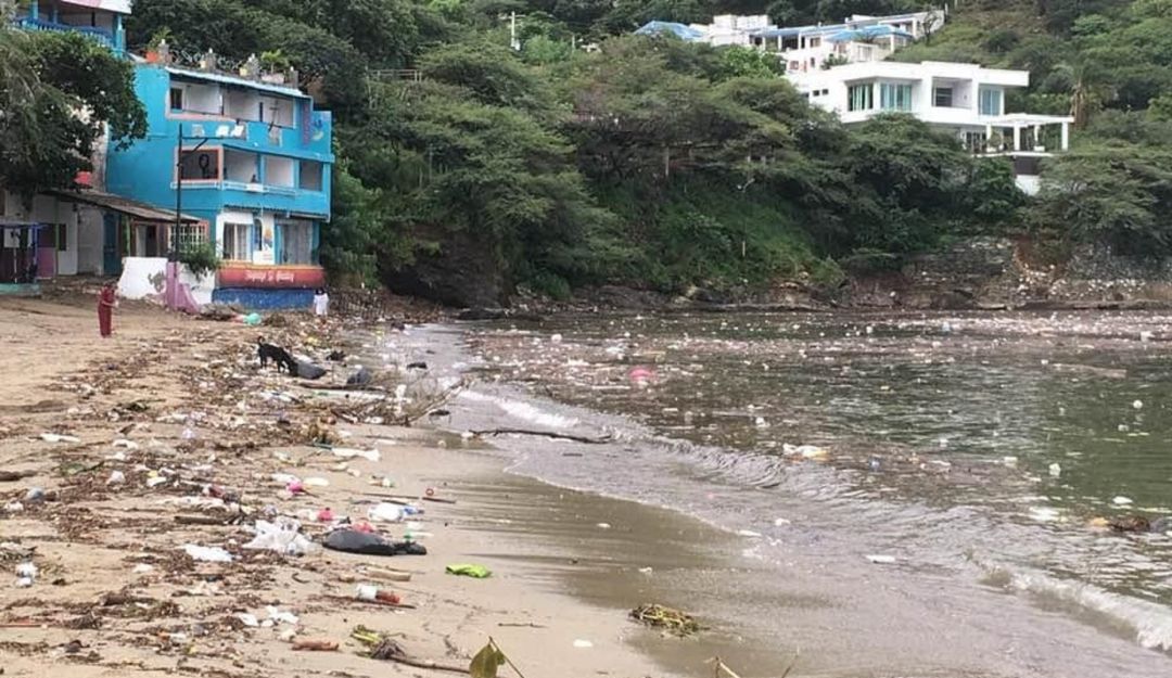 Basuras en playas de Taganga: Basuras invaden playa de Taganga tras fuerte lluvia