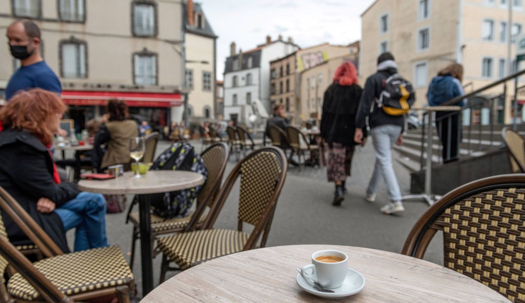 Francia pone más restricciones por COVID-19: Francia extiende toque de queda a otros 38 departamentos del país