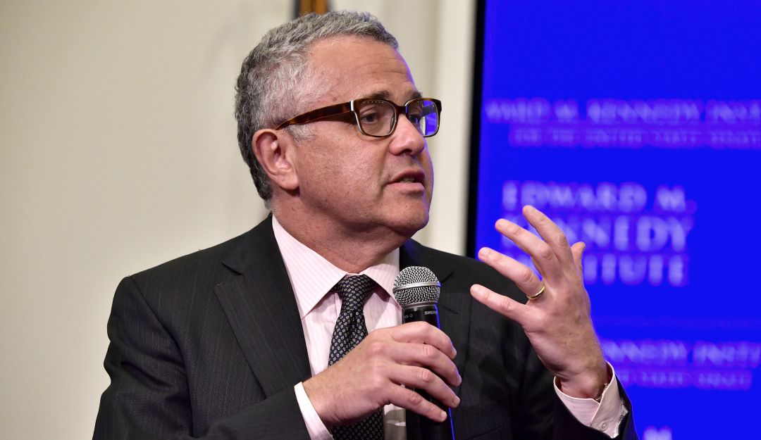 Jeffrey Toobin, suspendido por masturbarse durante reunión de Zoom