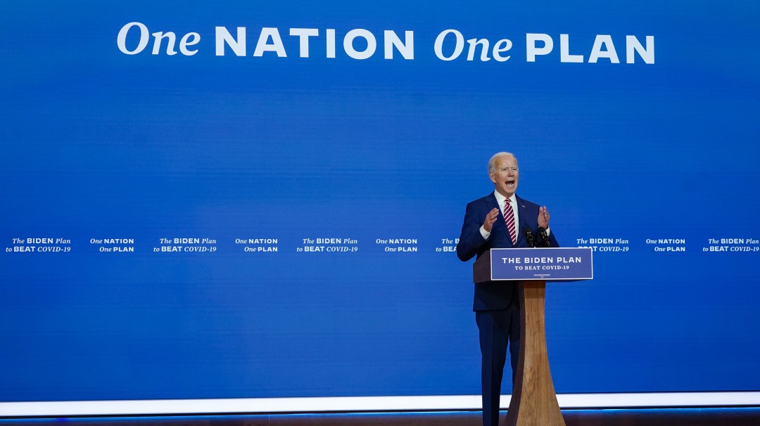 Biden promete vacuna gratis contra COVID-19 si gana elecciones