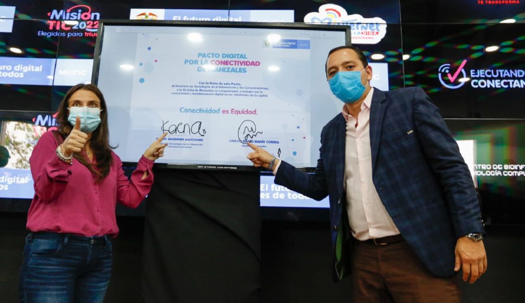 Firma pacto digital en Manizales