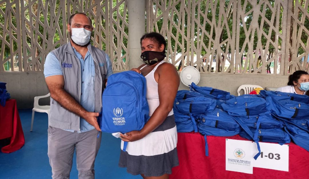 Kits escolares en Cartagena: Entregan kits escolares a estudiantes migrantes en Cartagena