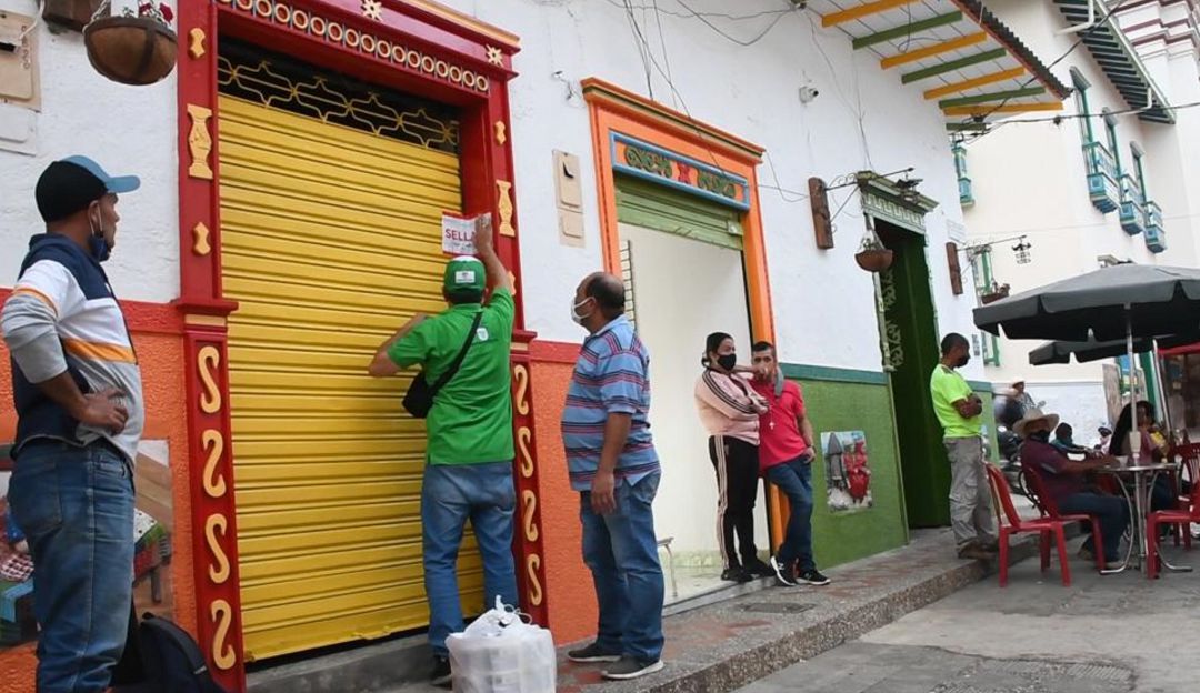 Licor adulterado: Cierran 13 locales y decomisan más de 5 mil cajetillas de cigarrillo