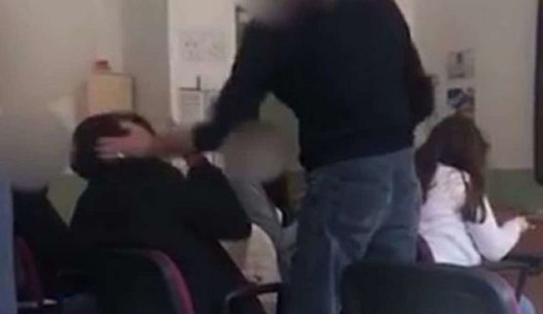 Video viral profesor le pegó a su alumno: Profesor le pegó a su alumno por no usar el tapabocas (VIDEO)
