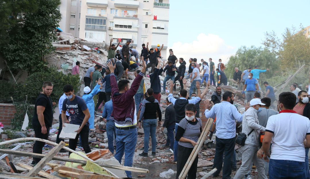 Terremoto Turquía: Cuatro muertos y 120 heridos deja sismo de magnitud 7 en Turquía