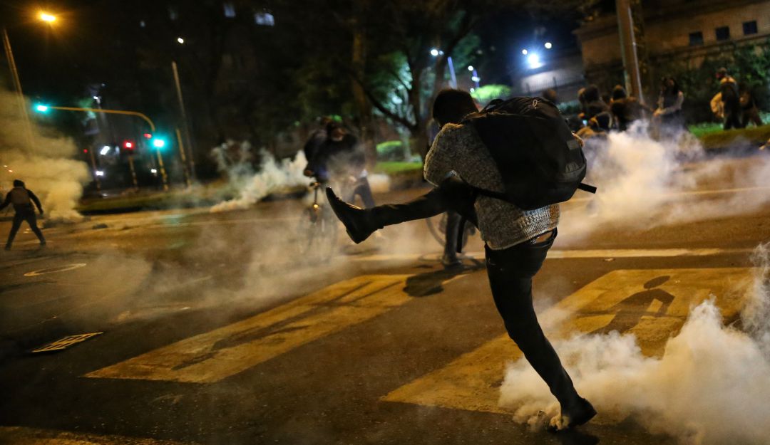 Uso de gases lacrimógenos en protestas podría propagar COVID-19: juez