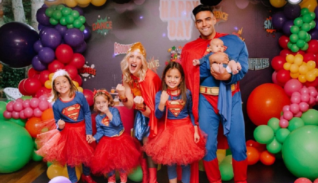 Falcao Superman disfraz: 'Súper Falcao': El 'Tigre' y su familia celebraron Halloween en Turquía