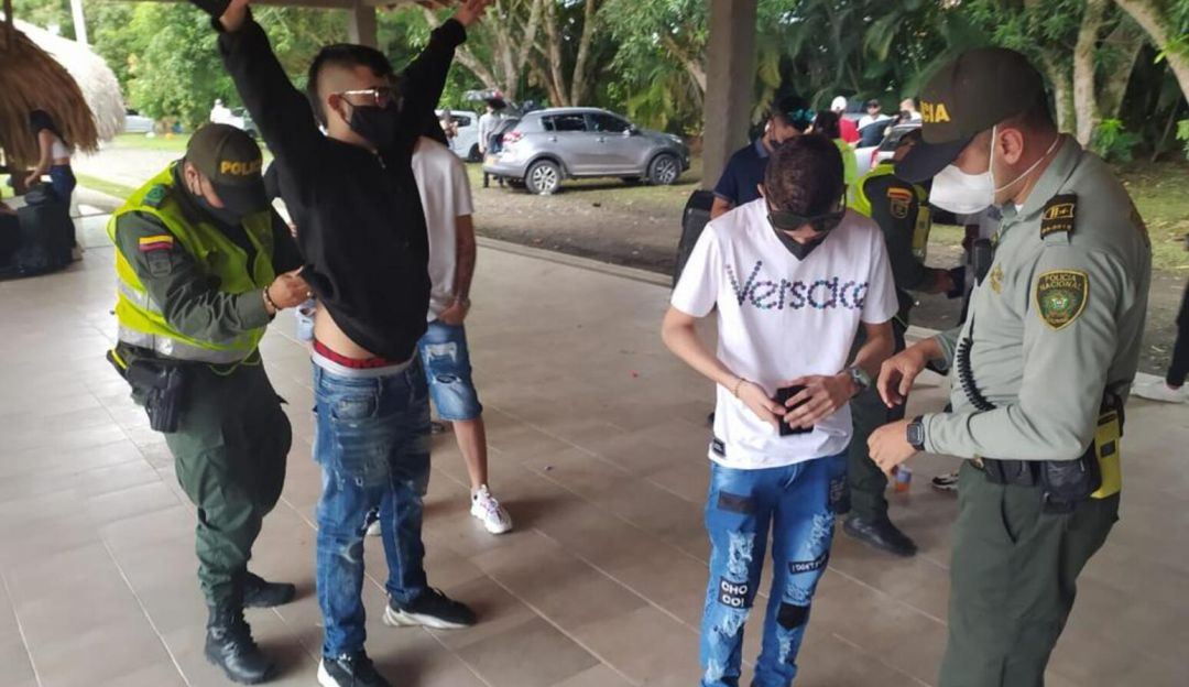 Sanciones en Pereira durante toque de queda: 50 jóvenes fueron multados en una fiesta en Pereira durante toque de queda
