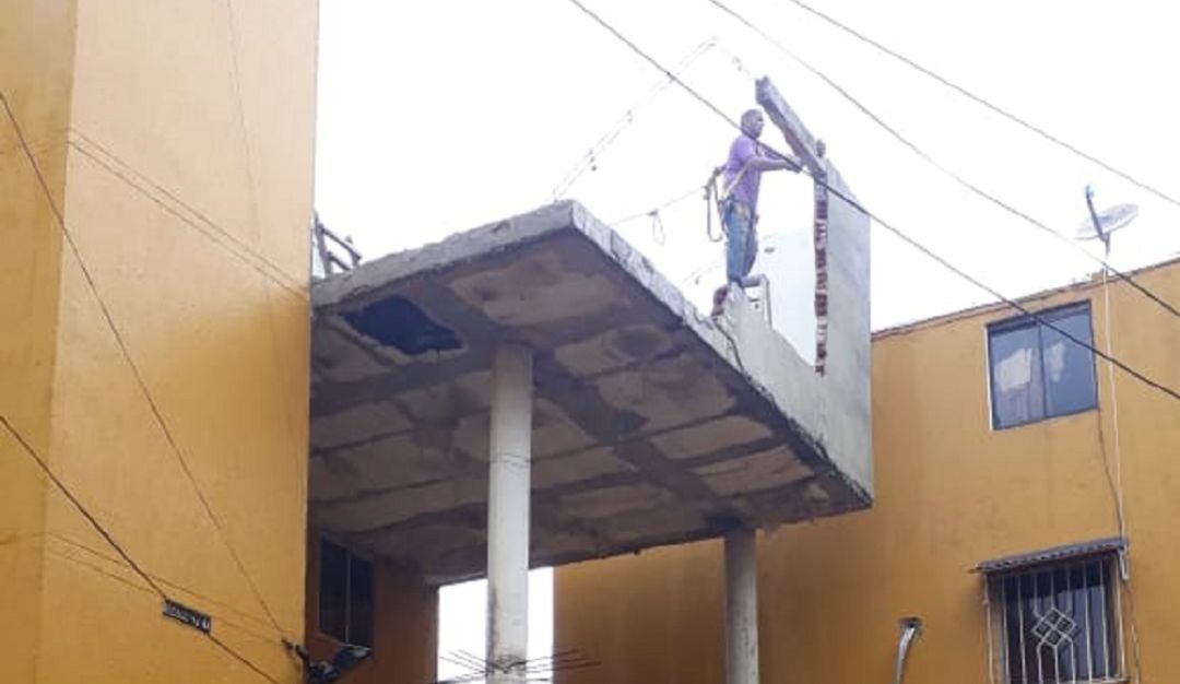 Espacio publico en Barranquilla: Inició demolición de balcón ilegal construido en Barranquilla