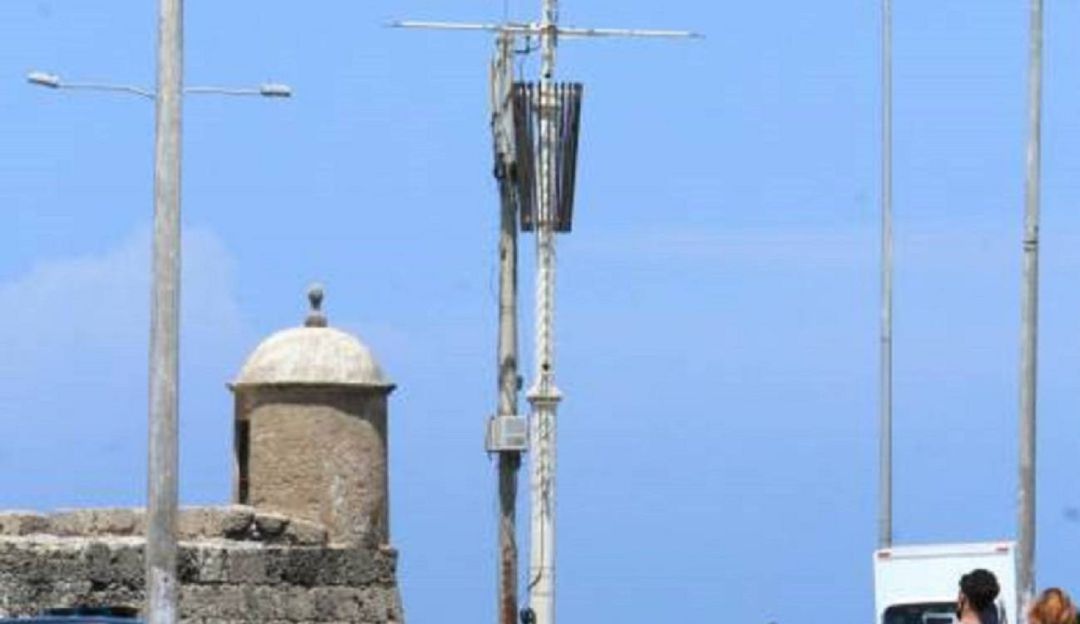 Antenas en el Centro Histórico de Cartagena: Desmontan recubrimiento en antena del Centro Histórico de Cartagena