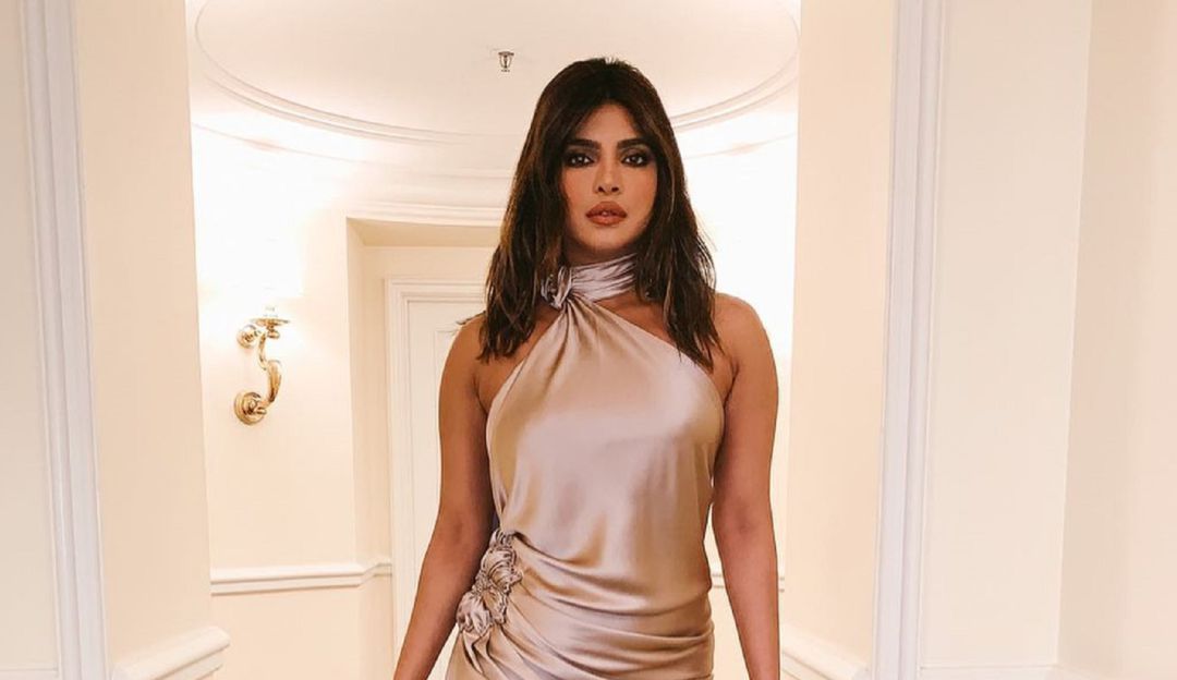 (VIDEO) A ex miss mundo casi se le cae el vestido: A una ex 'miss' mundo casi se le cae el vestido y esto fue lo que hizo