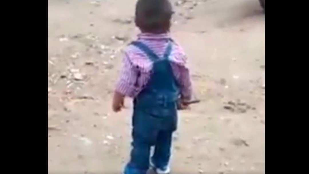 Indignación en Huila por mujer que le enseña a un niño a pelear con navaja
