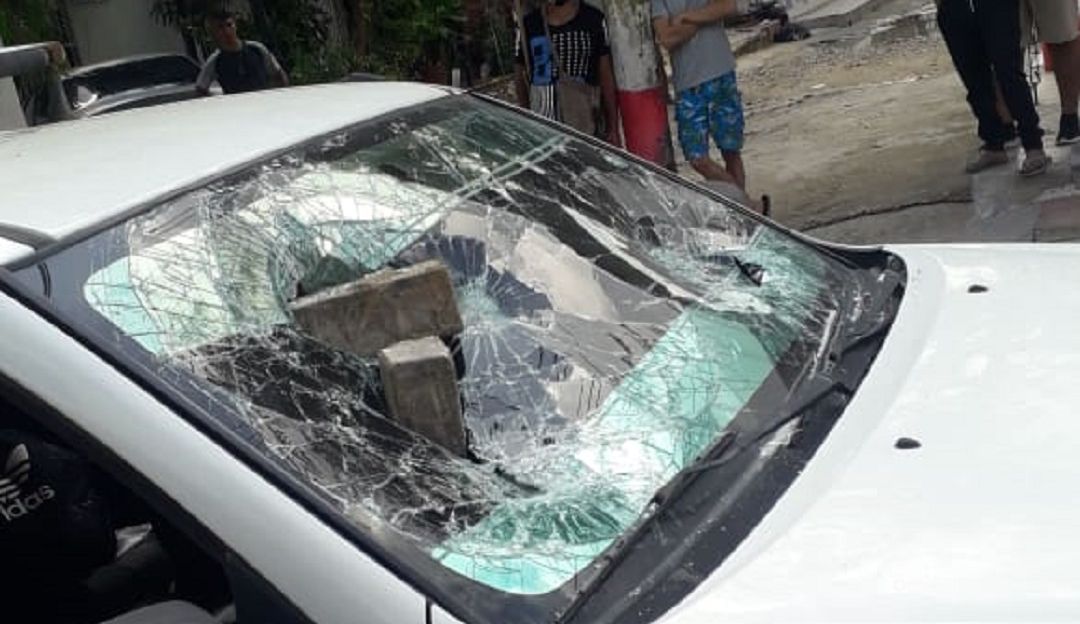 A piedra atacaron vehiculo de Air-e: A piedra atacaron vehículo de Air-e en Soledad por suspensión de energía