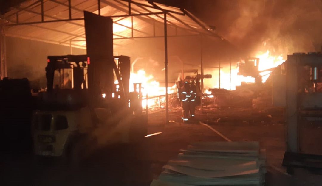 Incendio estructural: Pérdidas económicas dejó incendio en fabrica de maderas de El Cerrito