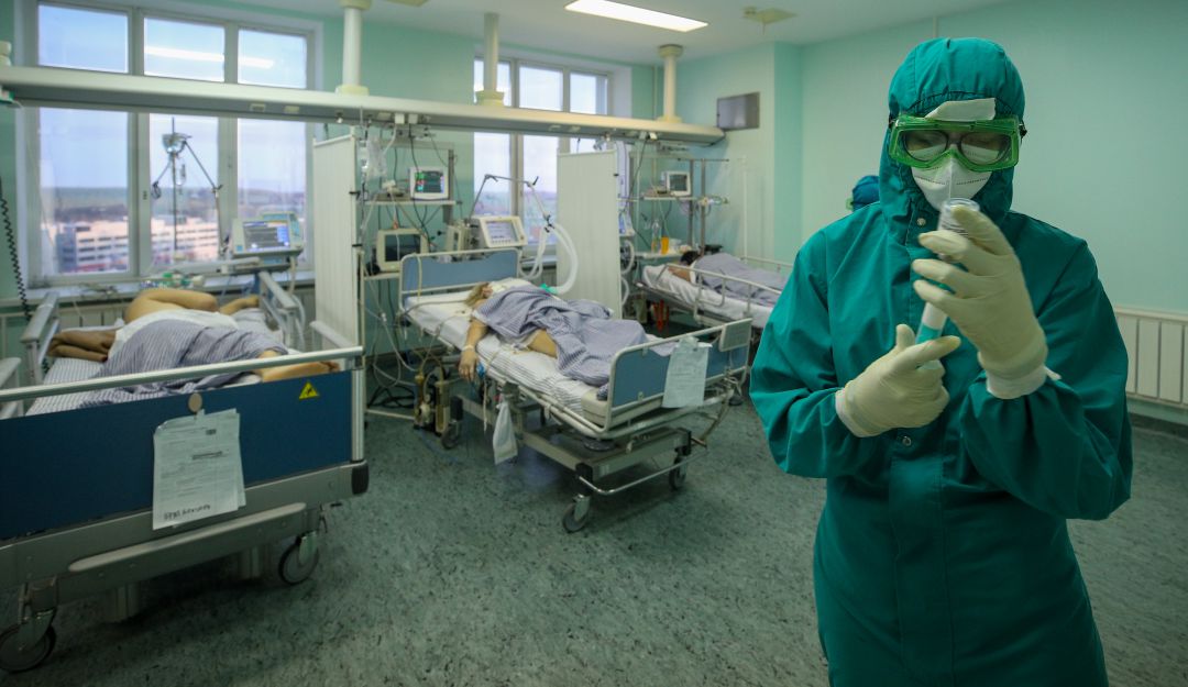 Expertos OMS investigan origen del virus: China permite que expertos de OMS viajen a investigar el origen del virus