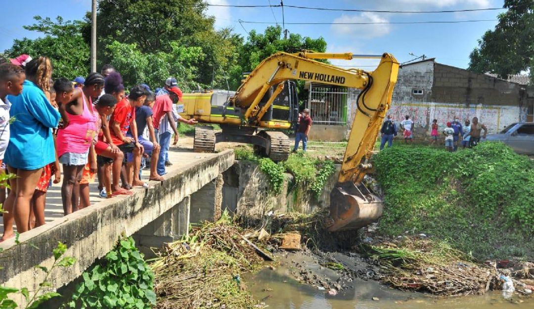 Limpieza de canales en Cartagena: Con maquinaria amarilla limpian canales que se desbordaron Cartagena