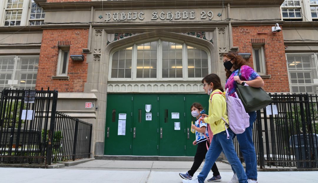 OMS colegios pandemia: OMS defiende mantener los colegios abiertos en medio de pandemia