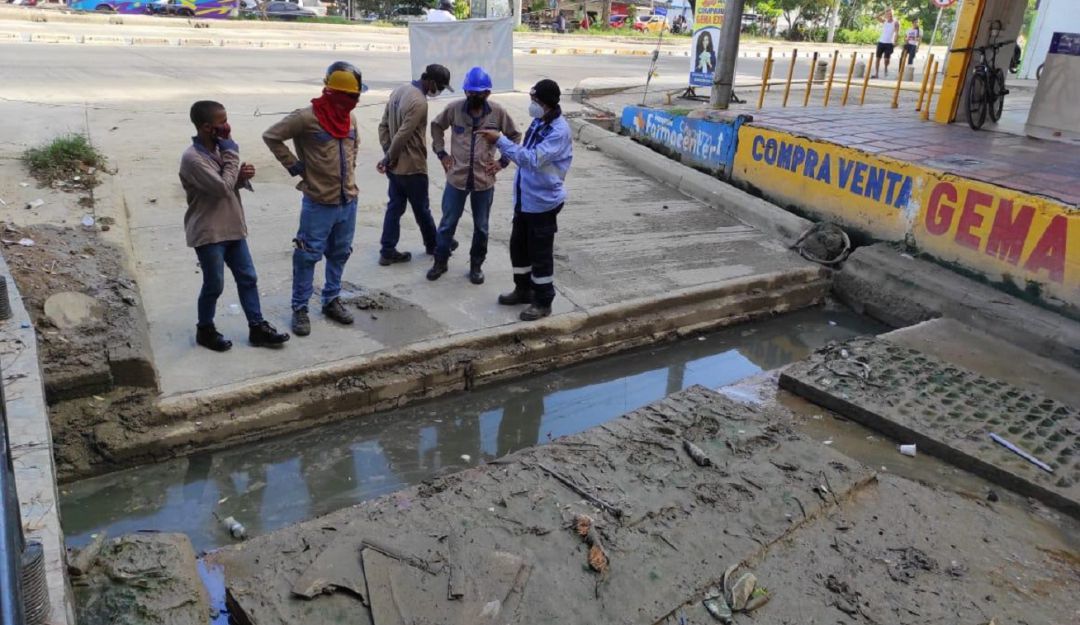 Tuberías obstruidas en Cartagena: Destapan tuberías obstruidas en el barrio España de Cartagena