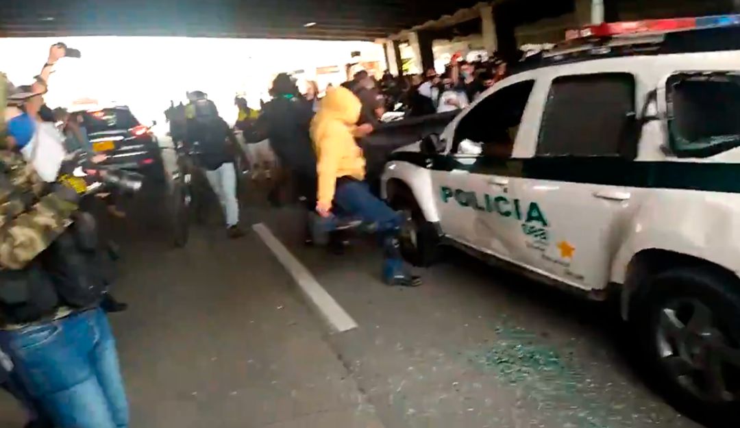 Vandalismo en protestas: Con tablas y patadas, vandalizan una patrulla de policía durante marchas
