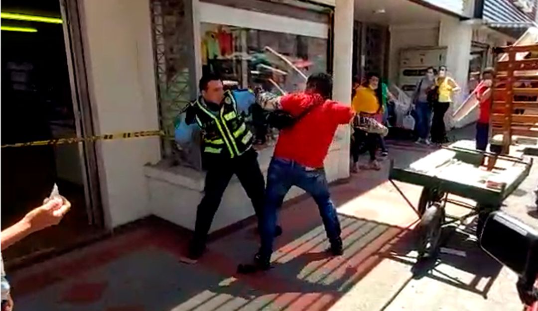 Agresión agente de tránsito y motociclista: Video: guarda de tránsito y motorista se fueron a las manos por un choque